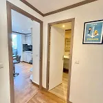 Center 4 Guests 펜션 앙티브